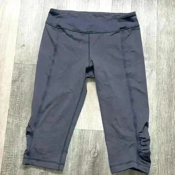 Lululemon Capri size 8 (used good) - Picture 2 of 9